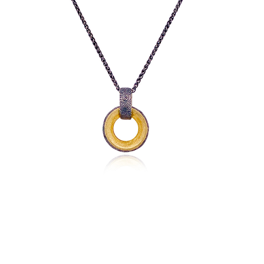 Pattered link pendant with 18k yellow gold