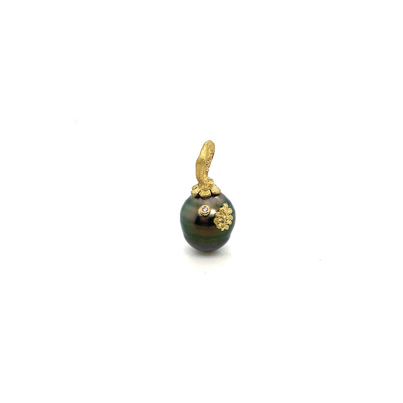 Black Tahitian Pearl Pendant with 18K Yellow Gold Oak Leaf