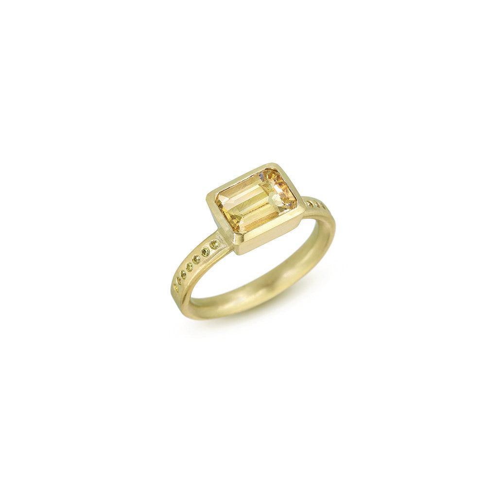 East-West ring in yellow beryl and yellow sapphires